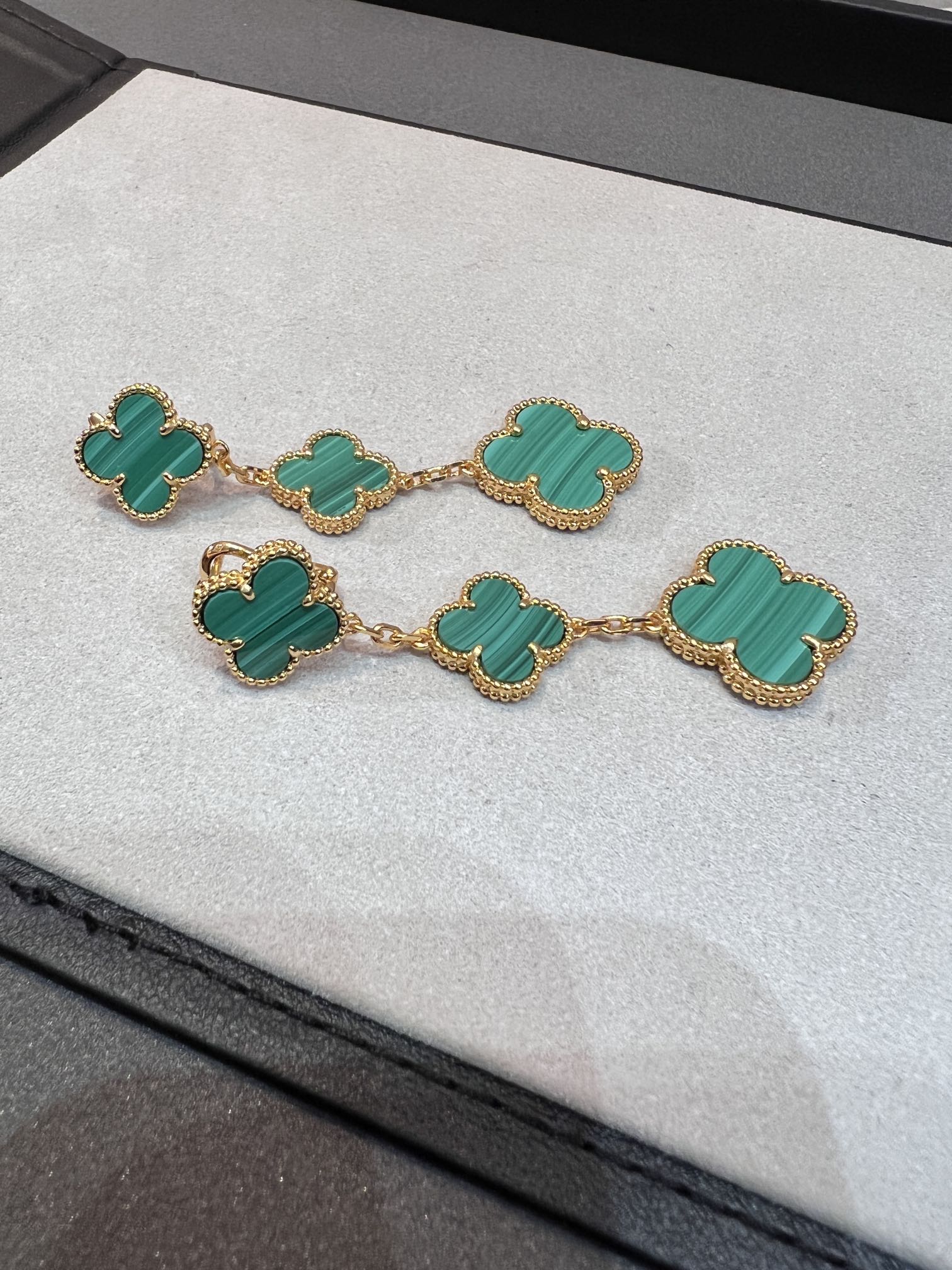 ¡®Jewelicorn¡¯CLOVER MALACHITE 3 MOTIFS GOLD