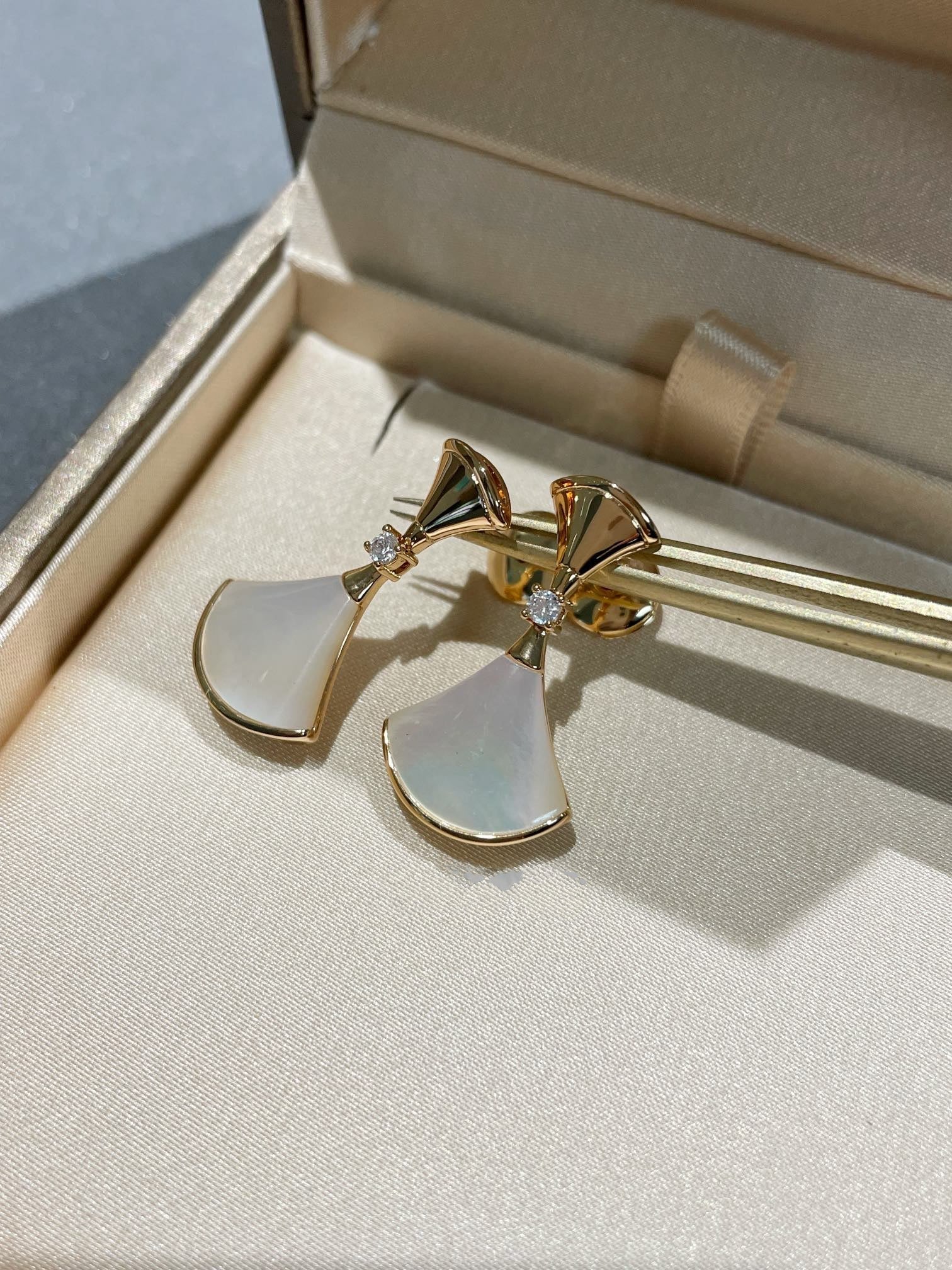 ¡®Jewelicorn¡¯DREAM MOP 1 DIAMOND EARRINGS