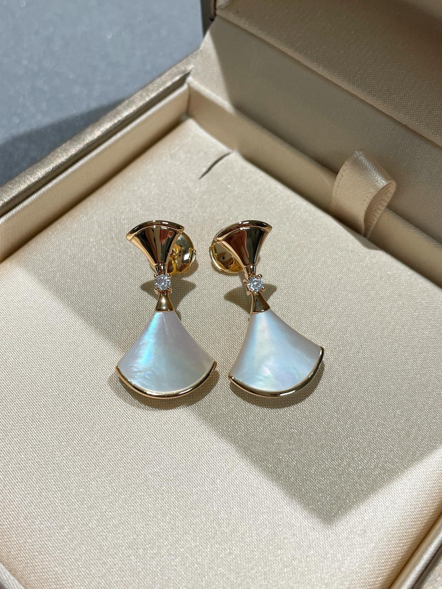 ¡®Jewelicorn¡¯DREAM MOP 1 DIAMOND EARRINGS