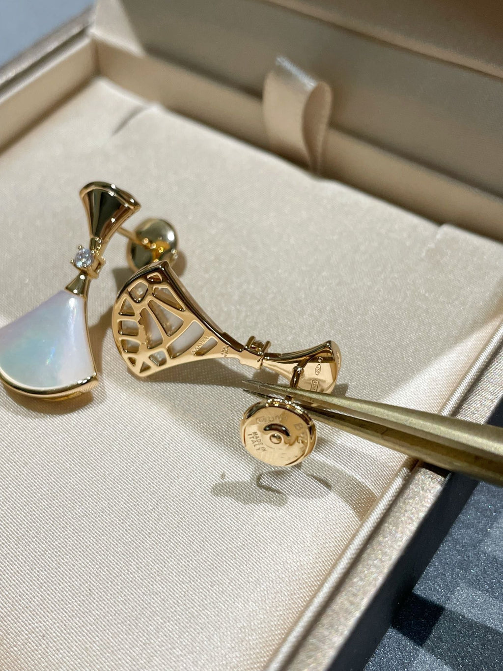 ¡®Jewelicorn¡¯DREAM MOP 1 DIAMOND EARRINGS