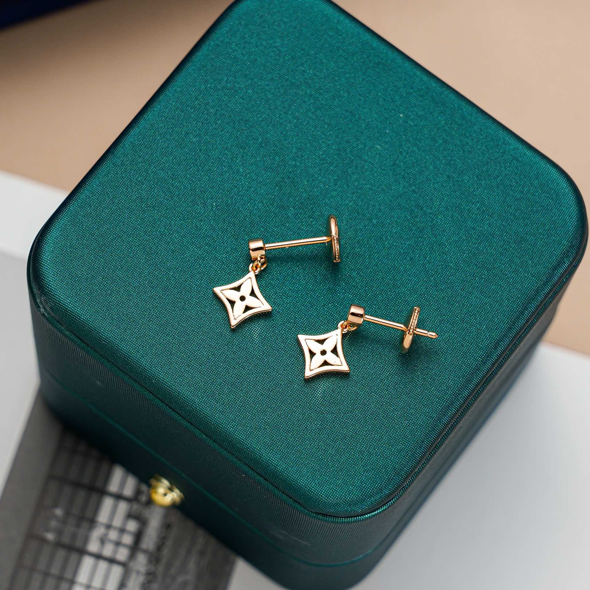 ¡®Jewelicorn¡¯STAR EARRINGS GOLD