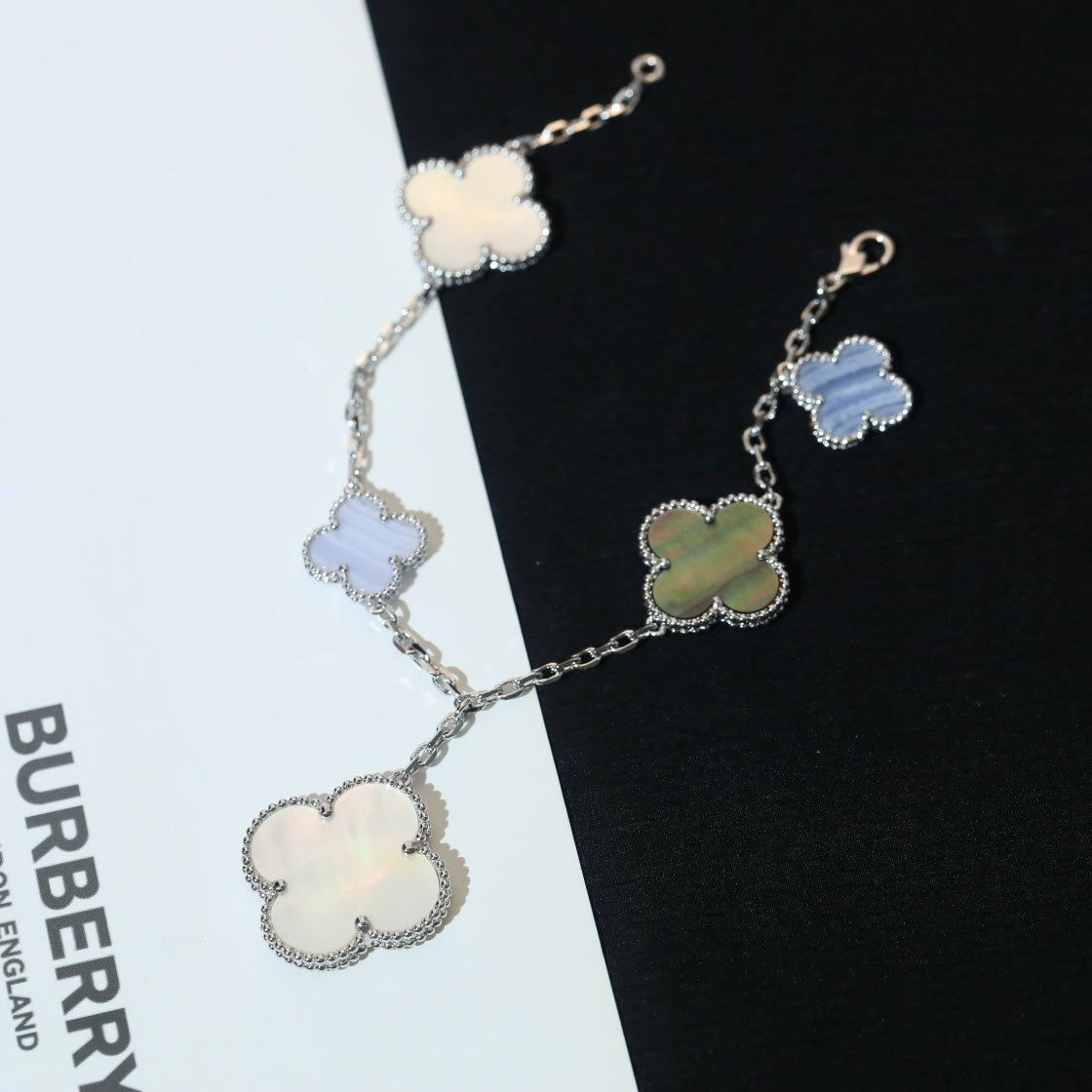 ¡®Jewelicorn¡¯CLOVER BRACELET 5 MOTIFS MOP CHALCEDONY SILVER