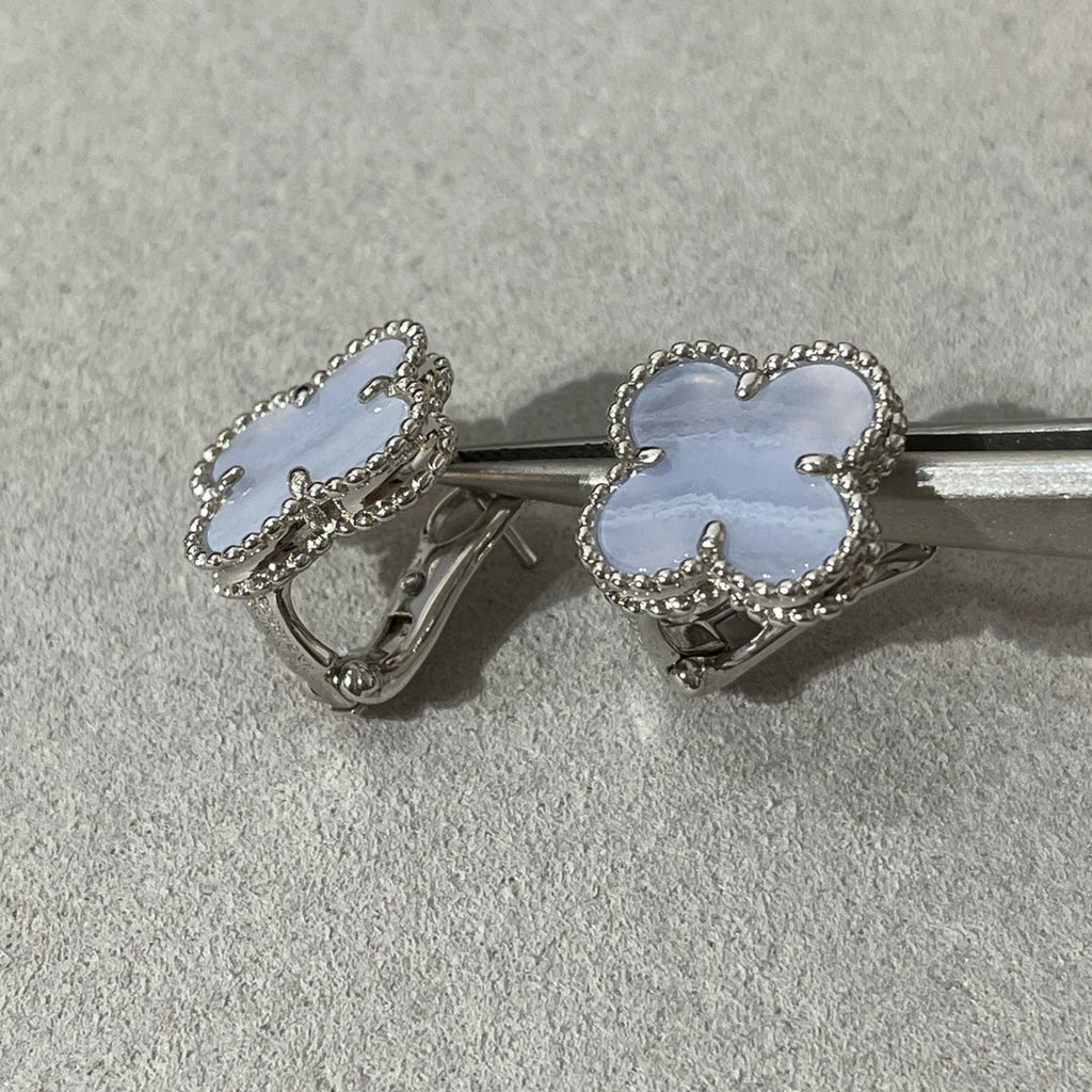 ¡®Jewelicorn¡¯CLOVER CHALCEDONY SILVER STUD EARRINGS