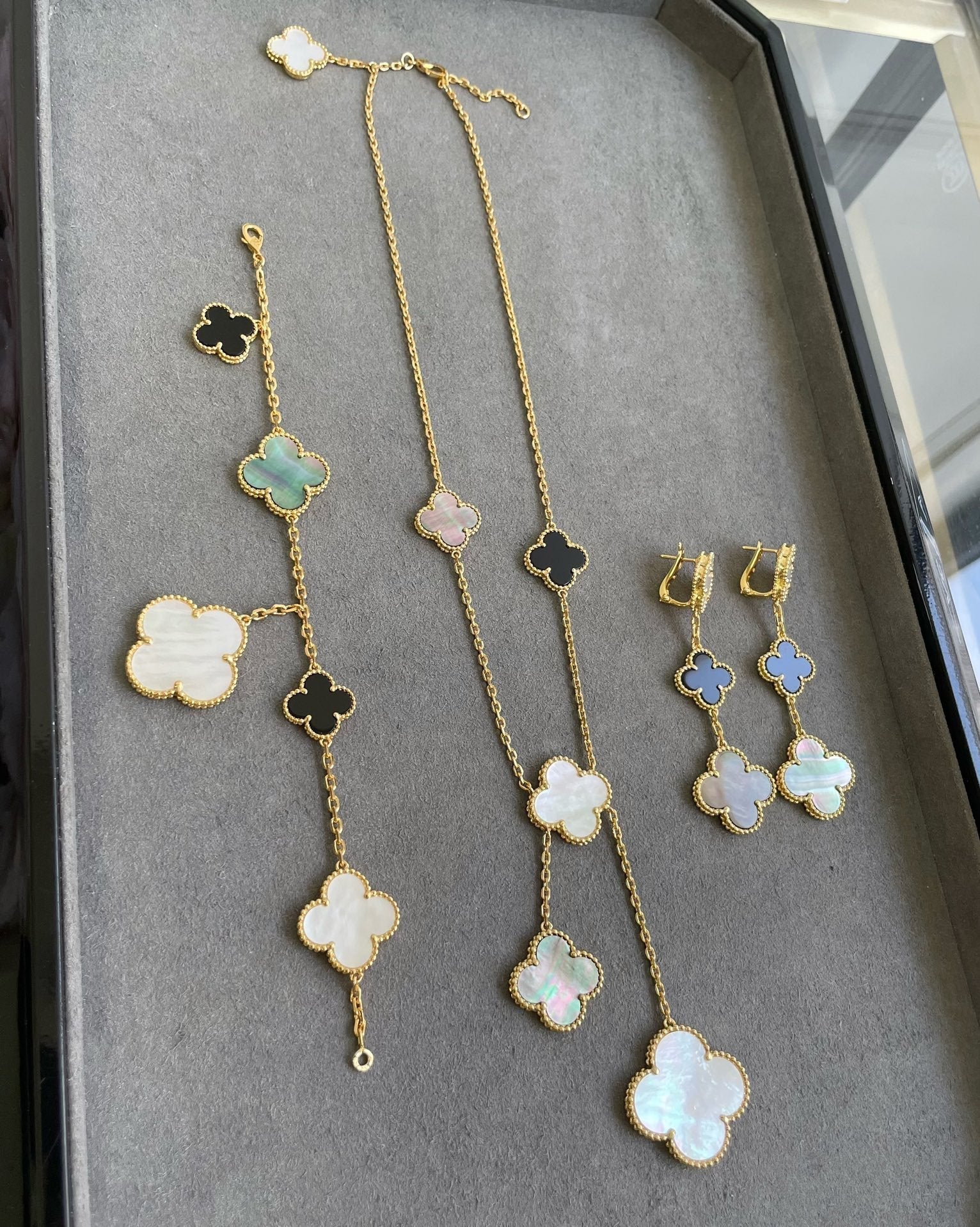 ¡®Jewelicorn¡¯CLOVER 3 MOTIF MOP ONYX DARK MOP PINK GOLD EARRINGS