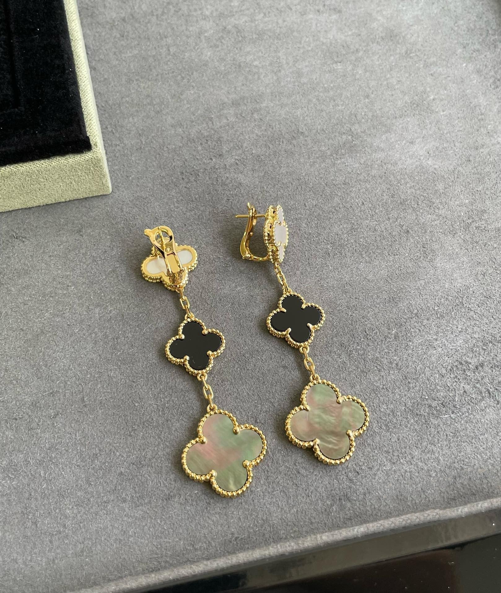 ¡®Jewelicorn¡¯CLOVER 3 MOTIF MOP ONYX DARK MOP PINK GOLD EARRINGS