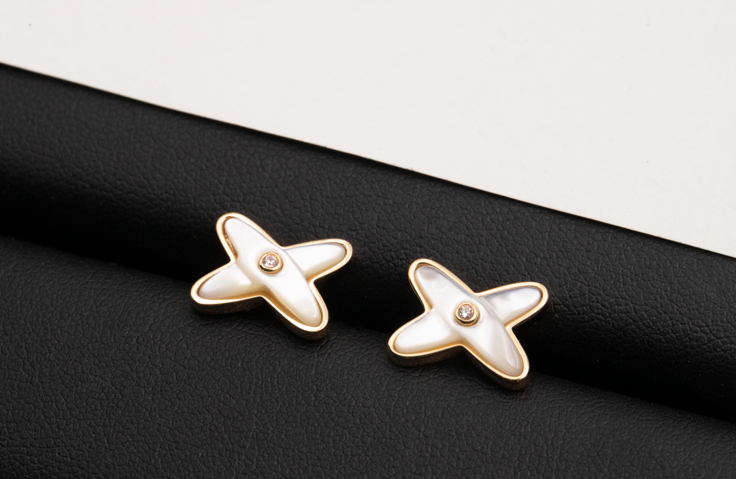 ¡®Jewelicorn¡¯JEUX DE WHITE MOP PINK GOLD DIAMOND EARRINGS