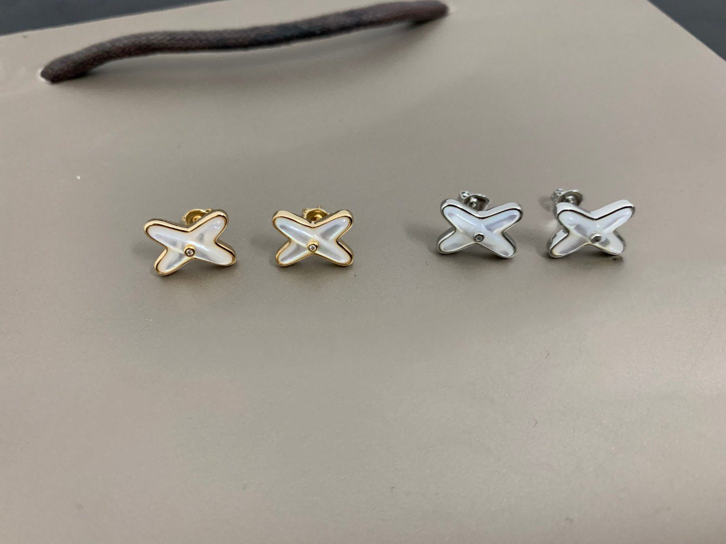 ¡®Jewelicorn¡¯JEUX DE WHITE MOP SILVER DIAMOND EARRINGS